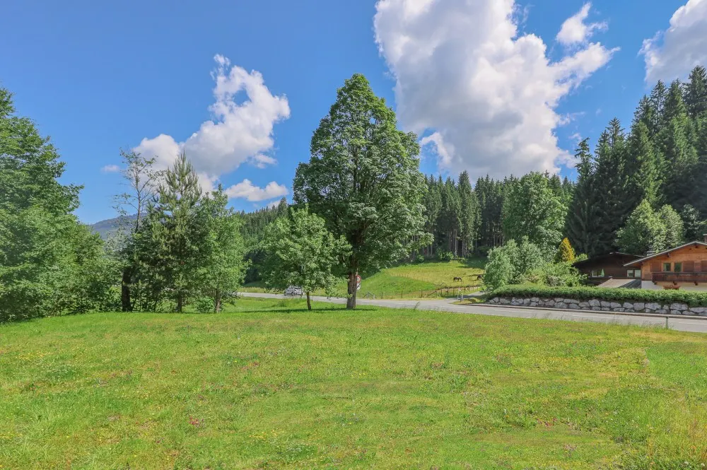 KITZIMMO-Baugrundstück mit Baugenehmigung in Aurach bei Kitzbühel.