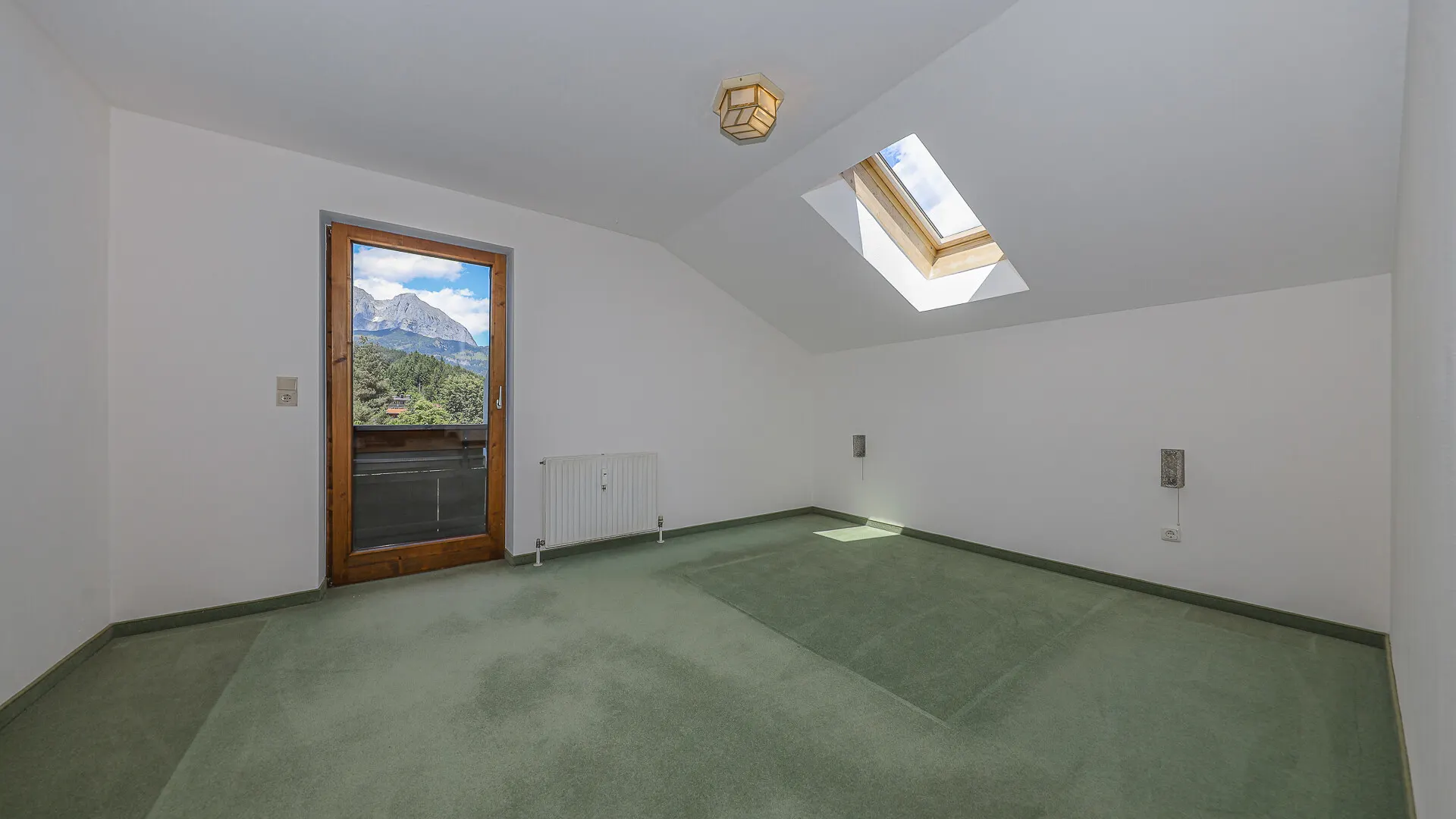 KITZIMMO-Dachgeschosswohnung in Ruhelage mit Kaiserblick kaufen - Immobilien Oberndorf.