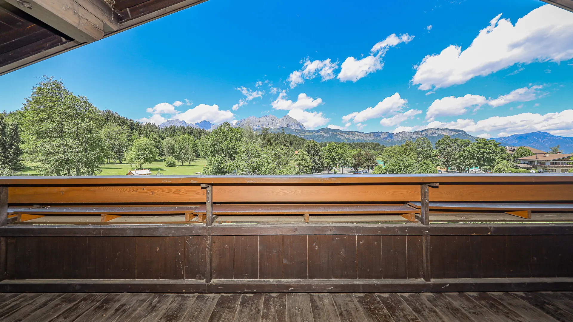 KITZIMMO-Dachgeschosswohnung in Ruhelage mit Kaiserblick kaufen - Immobilien Oberndorf.